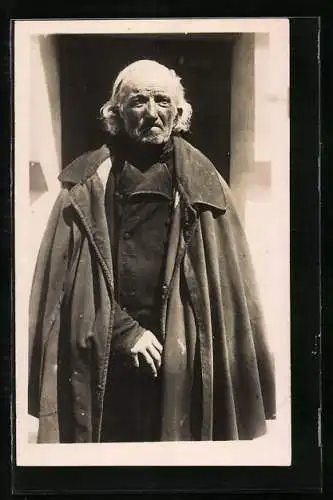 AK Brezová, Älterer Slowake im Umhang