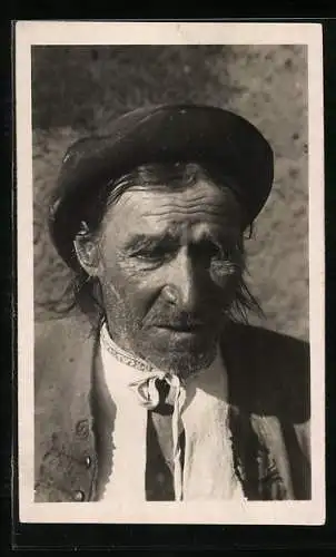 AK Trencine, Starec z Malej Kubry, alter Slowake mit Hut