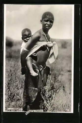 AK afrikanische nackte Frau mit ihrem Kind auf dem Rücken