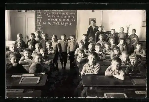 Foto-AK Schulklasse in Klassenzimmer