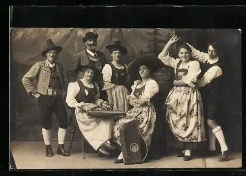 AK Gruppe in Tracht mit zwei Zithern