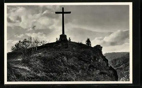 AK Schiltach i. Schwarzwald, Heldenkreuz auf dem Gipfel des Schrofen