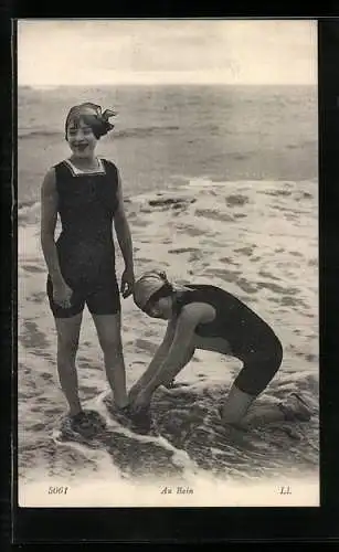 AK Au Bain, zwei junge Damen in Bademode am Strand