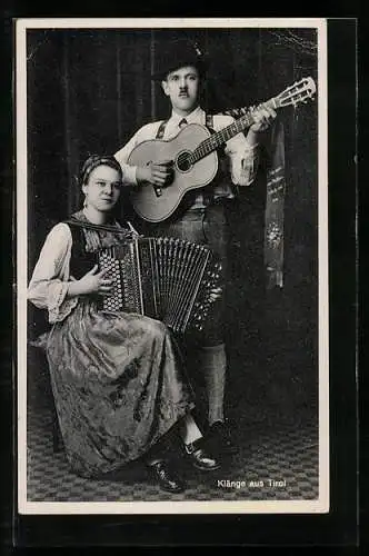 AK Paar in Tracht mit Gitarre und Akkordeon