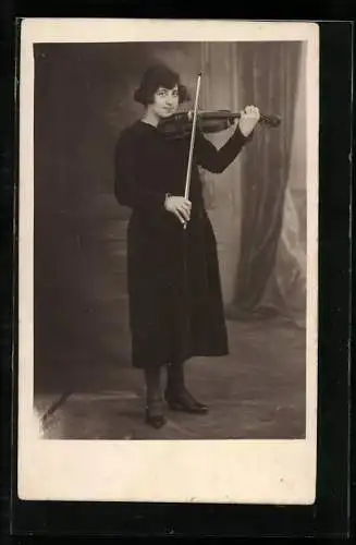 AK Junge Frau beim Geigenspiel