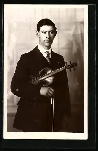 AK Junger Mann mit Geige und Bogen