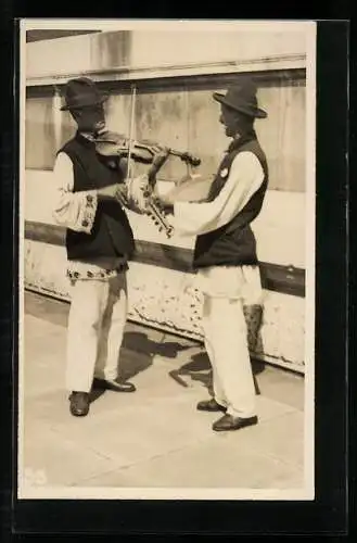 AK Männer beim Musizieren mit Geige und Laute