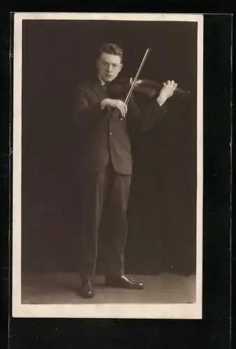 AK Junger Mann beim Geigenspiel