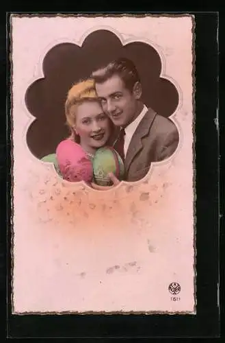 Foto-AK A. Noyer Nr. 1611: Junges schönes Paar mit Ostereiern im Blumenausschnitt