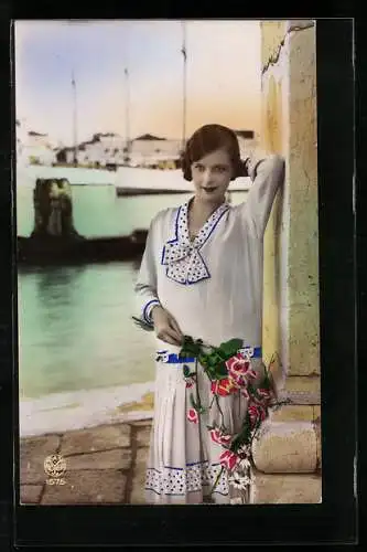 Foto-AK A. Noyer Nr. 1575: Junge schöne Frau im Kleid am Hafen