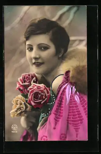 Foto-AK A. Noyer Nr. 4913: Junge schöne Dame im rosanen Kleid mit Pelz und Rosenstrauss
