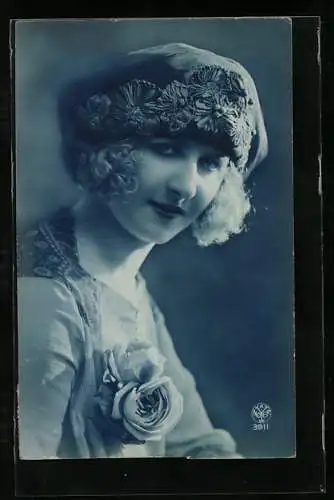 Foto-AK A. Noyer Nr. 3911: Junge Dame mit Rosen und Kopfbedeckung