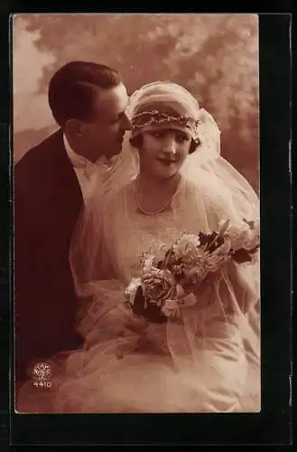 Foto-AK A. Noyer Nr. 4410: Junges Brautpaar in Hochzeitskleidung