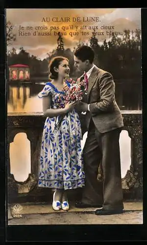 Foto-AK A. Noyer Nr. 2624: Junges verliebtes Paar zur Abenddämmerung auf einer Brücke