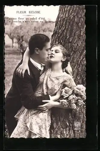 Foto-AK A. Noyer Nr. 2657: Junges Paar mit Rosenstrauss lehnen Arm in Arm an einem Baum