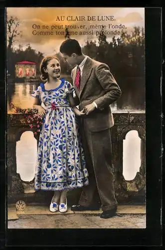 Foto-AK A. Noyer Nr. 2624: Junges Paar hälts verliebt Händchen auf einer Brücke