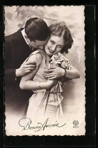 Foto-AK A. Noyer Nr. 2610: Junge Frau wird von ihrem Liebsten auf die Schulter geküsst