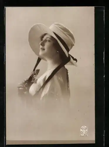 Foto-AK A. Noyer Nr. 3069: Profil einer jungen Dame mit Sonnenhut und Rosen