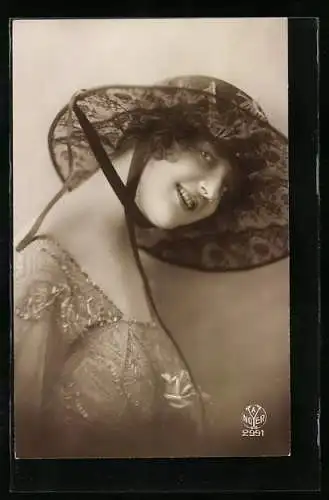 Foto-AK A. Noyer Nr. 2991: Junge Frau mit Sonnenhut glücklich am Lächeln