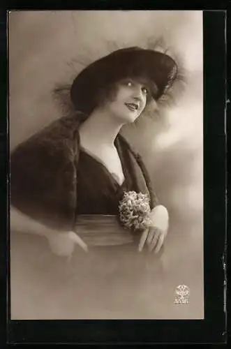 Foto-AK A. Noyer Nr. 3526: Junge hübsche Frau im schwarzen Kleid mit Federhut und Mantel