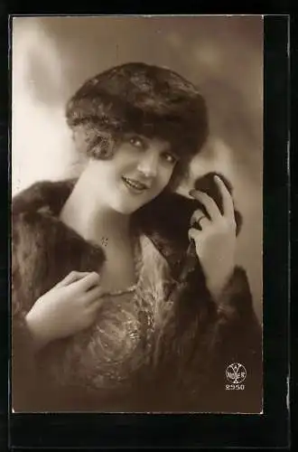 Foto-AK A. Noyer Nr. 2950: Schöne junge Frau im Pelzmantel mit Hut und Ring