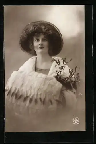 Foto-AK A. Noyer Nr. 3523: Junge schöne Dame im weissen Mantel mit Handwärmer und Hut