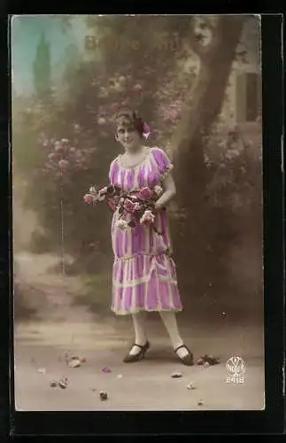 Foto-AK A. Noyer Nr. 2418: Junge Dame im rosanen Kleid vor Rosensträuchern im Garten