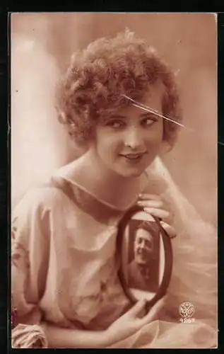 Foto-AK A. Noyer Nr. 4267: Junge schöne Frau hält das Foto ihres Liebsten