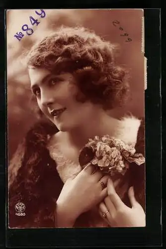 Foto-AK A. Noyer Nr. 4680: Schöne Frau im dunklen Pelz mit gelocktem Haar
