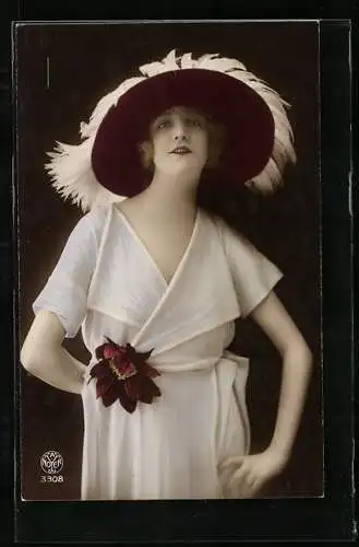 Foto-AK A. Noyer Nr. 3308: Junge Schönheit im hellen Kleid mit roter Ansteckblume und Hut