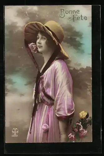 Foto-AK A. Noyer Nr. 3091: Junge Dame im rosanen Kleid mit Sonnenhut und Rosenzweig