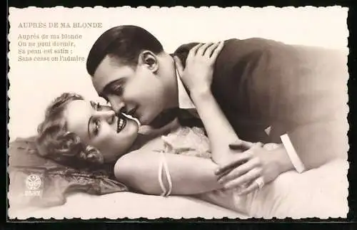 Foto-AK A. Noyer Nr. 2637: Verliebtes Paar liegt Arm in Arm auf einem Kissen