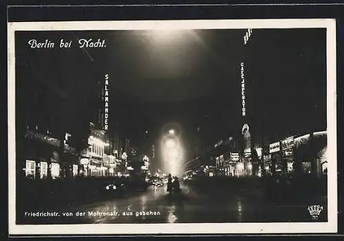 AK Berlin, Sicht in die Friedrichstrasse Ecke Mohrenstrasse mit Geschäften bei Nacht