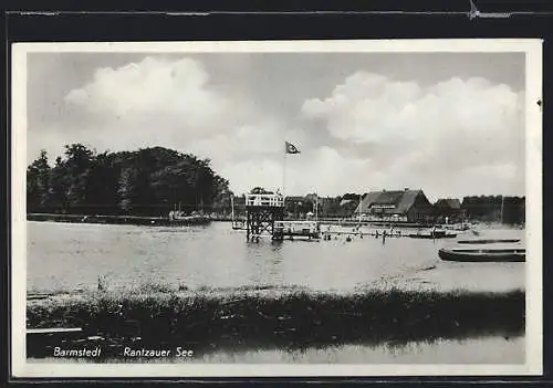 AK Barmstedt, Blick auf den Rantzauer See, Ruderboote am Strand, Sprungturm