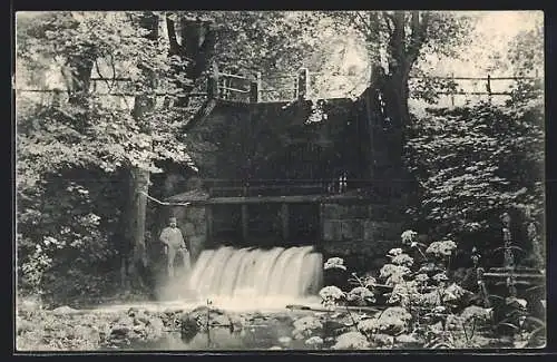 AK Ahrensburg / Holstein, Mann am Wasserfall