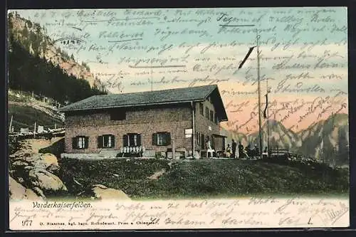 AK Vorderkaiserfeldenhütte, Besucher auf der Terrasse vor der Berghütte