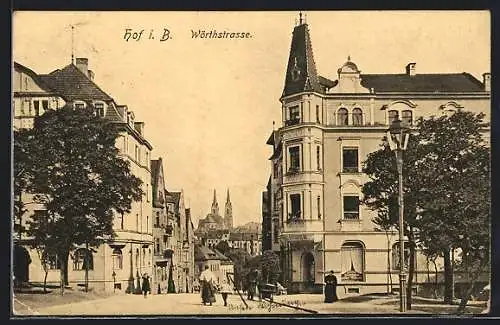 AK Hof i. B., Wörthstrasse mit Passanten und Gebäudeansicht