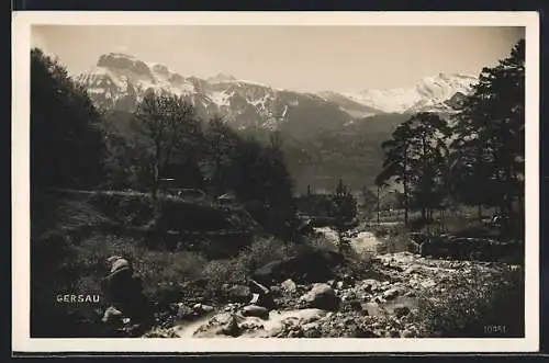 AK Gersau, Partie am Bach mit Blick auf Ortschaft und den Bergsee