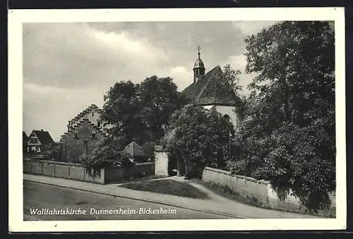 AK Durmersheim-Bickesheim, Strassenpartie mit Wallfahrtskirche