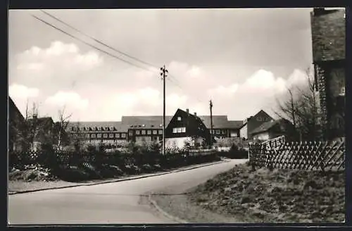 AK Schulenberg /Oberharz, Strassenpartie mit Zäunen