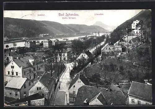 AK Bad Schandau /Sächs. Schweiz, Strassenpartie, Im Hintergrund Bahnhof und Lilienstein