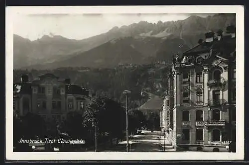AK Innsbruck /Tirol, Strassenpartie am Claudiaplatz gegen das Gebirge