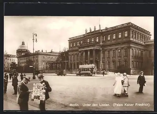AK Berlin, Mobiler Ansichtskarten-Verkäufer, Unter den Linden, Palais Kaiser Friedrich