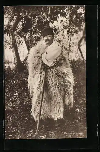 AK Mann in rumänischer Tracht mit Pelz und Hut