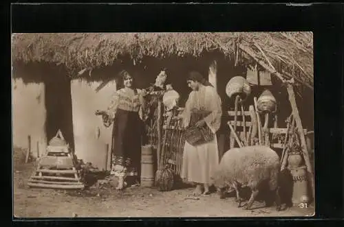 AK Rumänische Frauen vor Haus mit Schaf