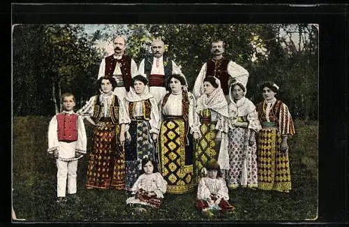 AK Familien in traditionellen rumänischen Volkstrachten