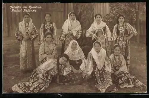 AK Frauen in rumänischen Nationaltrachten mit Kopftüchern