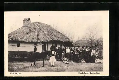 AK Familie vor einem rumänischen Bauernhaus mit Esel