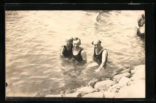 AK Paar mit Kind im Badeanzug im Wasser