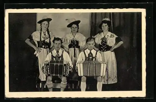AK Trachtengruppe mit Akkordeonspielern